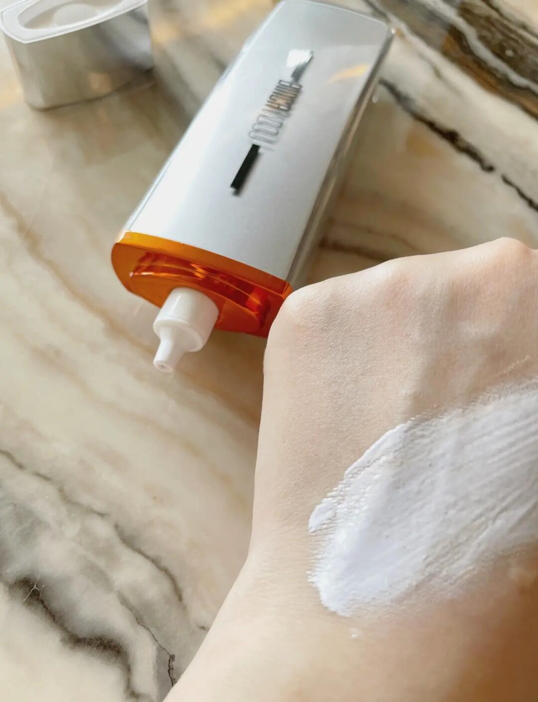 隔离霜上妆工具对决：手擦与粉扑谁更胜一筹  
